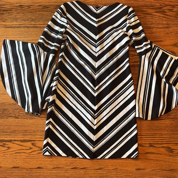 ROZ & ALI RETRO BLACK AND WHITE BELL-SLEEVED DRESS - Picture 2 of 6